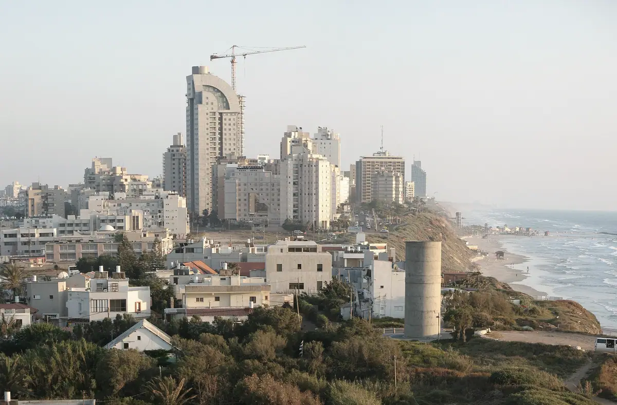 קו הרקיע של נתניה מול הים: מגדלי מגורים על המצוק מעל חוף הים התיכון.