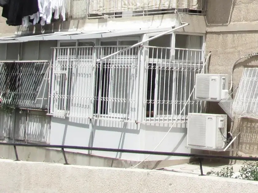 מרפסת סגורה: מקושר לרשומה C-03-03