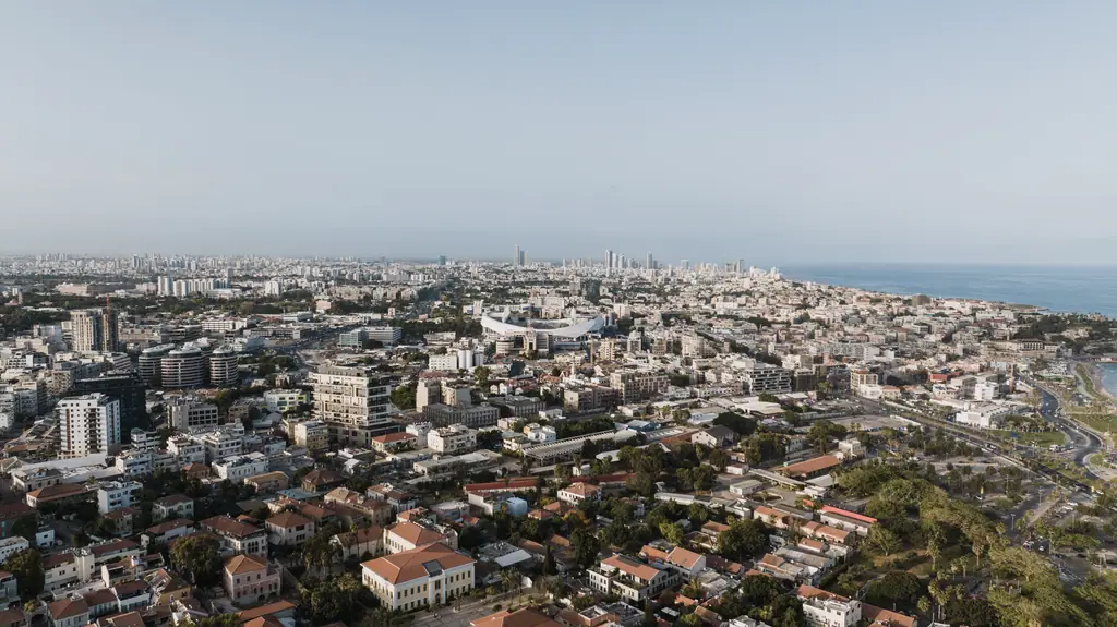 הגגות האדומים של תל אביב־יפו אל הים וקו הרקיע של המגדלים.